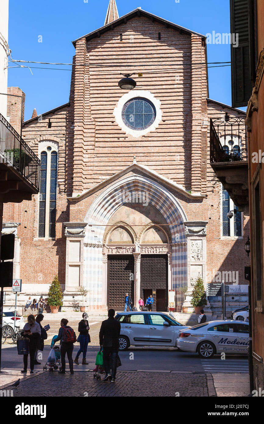 Vérone, ITALIE - 27 mars 2017 : les gens près de Basilica di Sant'Anastasia à Vérone ville. Sant Anastasia est une église de l'Ordre dominicain à Vérone, il Banque D'Images