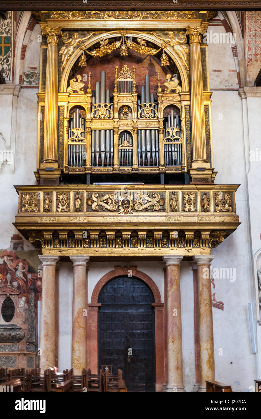 Vérone, ITALIE - 27 mars 2017 : orgue de chiesa di Sant'Anastasia à Vérone ville. Sant Anastasia est une église de l'Ordre dominicain à Vérone, il a été Banque D'Images