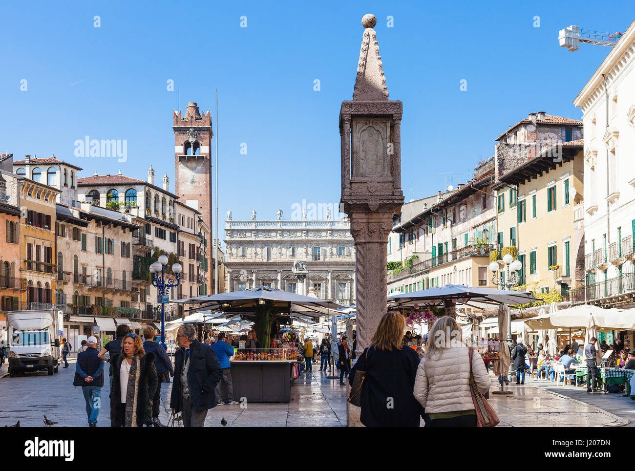 Vérone, ITALIE - 27 mars 2017 : les gens sur le marché urbain sur la Piazza delle Erbe de Vérone ville au printemps. La ville de Vérone est sur l'Adige, l'un des se Banque D'Images