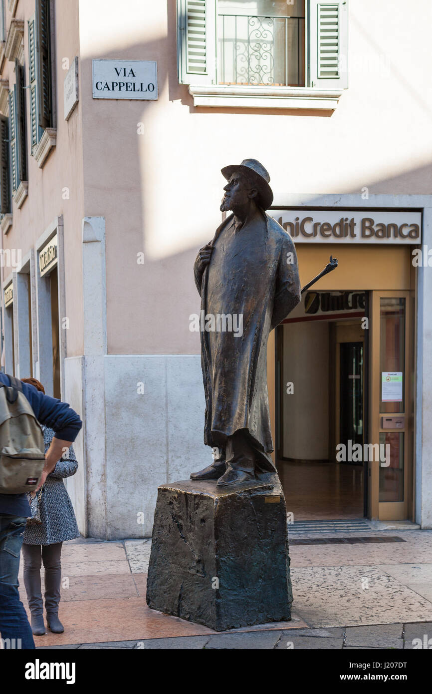 Vérone, ITALIE - 27 mars 2017 : sculpture en bronze de l'artiste Poète Berto Barbarani par Finotty Novello sur la Piazza delle Erbe (place du marché) à Vérone ci Banque D'Images
