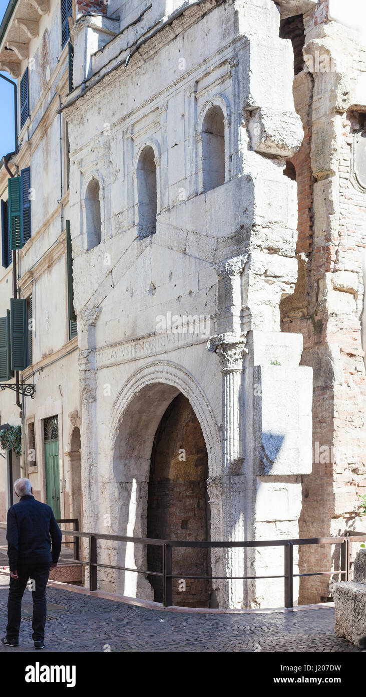 Vérone, ITALIE - 27 mars 2017 : près de Porta Leoni (Porta San Fermo, Arco di Valerio) dans la ville de Vérone au printemps. Cette ancienne porte romaine faisait partie Banque D'Images