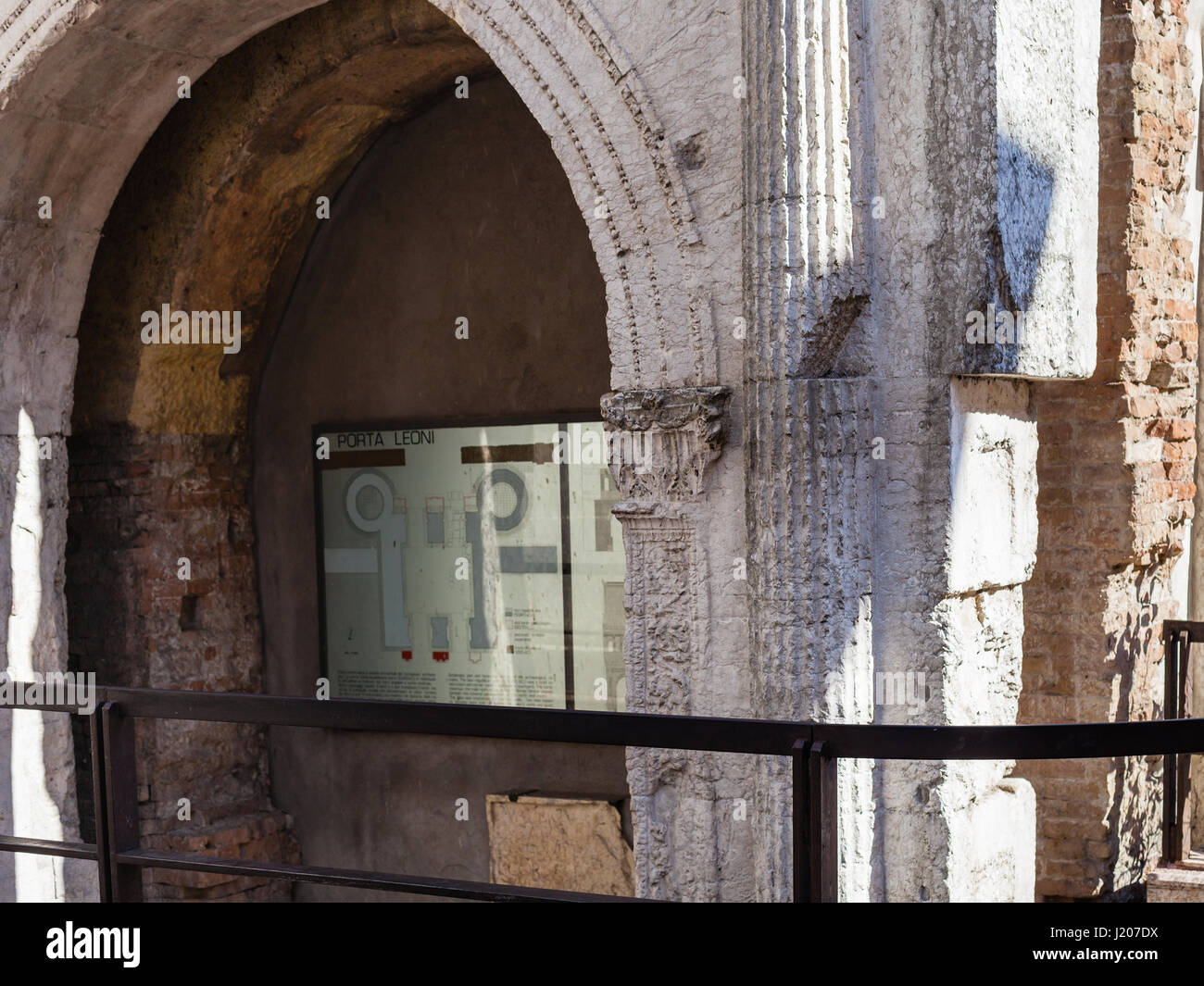 Vérone, ITALIE - 27 mars 2017 : ancienne Porta Leoni (Porta San Fermo, Arco di Valerio) dans la ville de Vérone au printemps. Cette porte romaine faisait partie de mur de la ville Banque D'Images