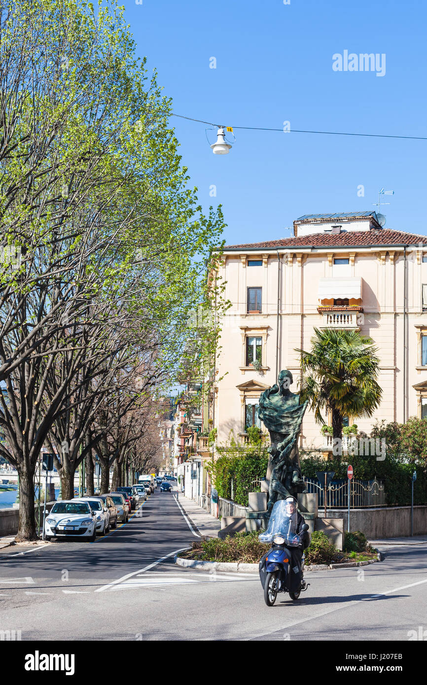 Vérone, ITALIE - 27 mars 2017 : remblai Lungadige Sammicheli en Verona city au printemps. La ville de Vérone est sur l'Adige, l'un des sept provinci Banque D'Images
