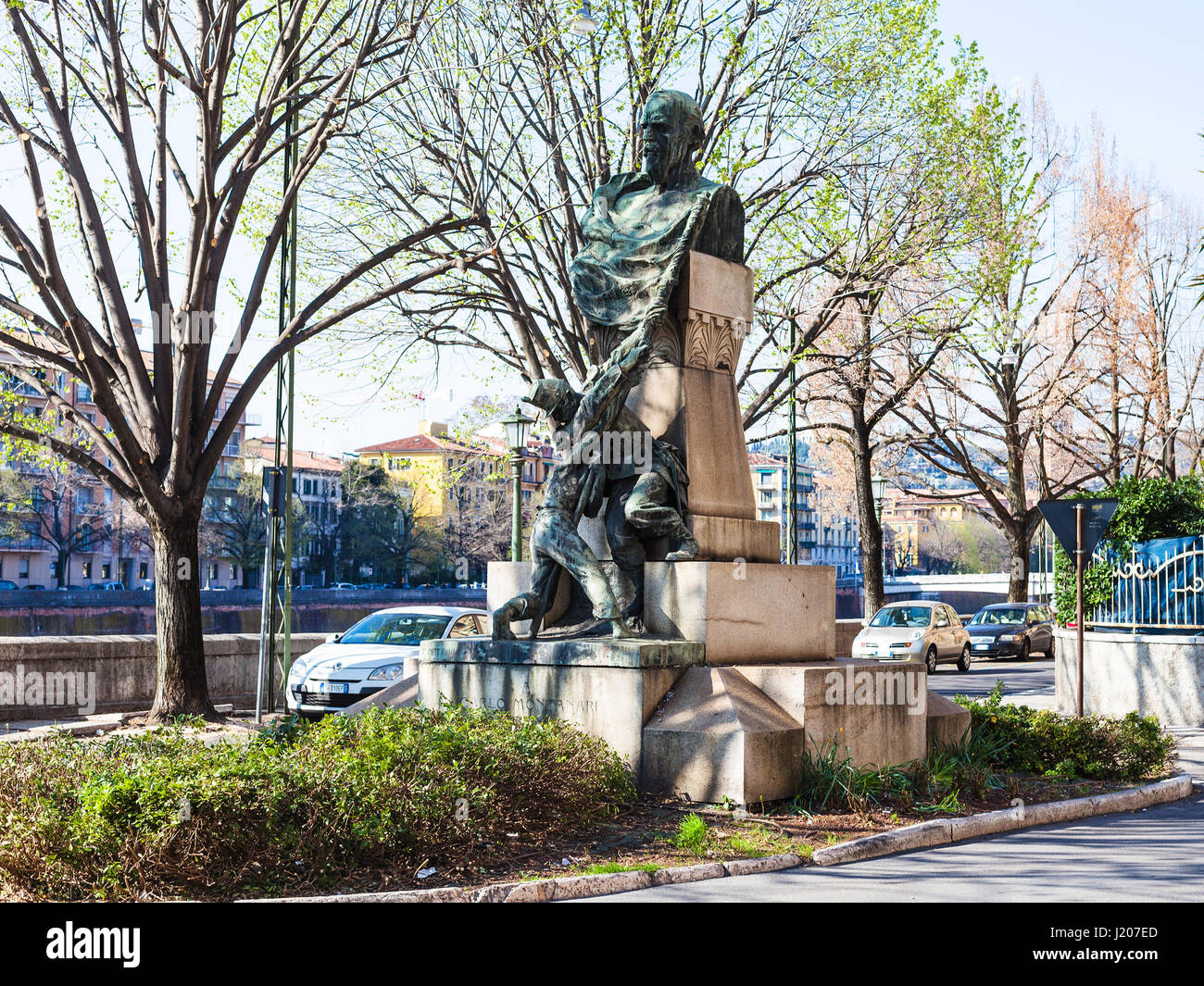 Vérone, ITALIE - 27 mars 2017 : monument de Carlo Montanari sur le quai Lungadige Sammicheli au printemps. Carlo Montanari était patriote de l'Italien R Banque D'Images