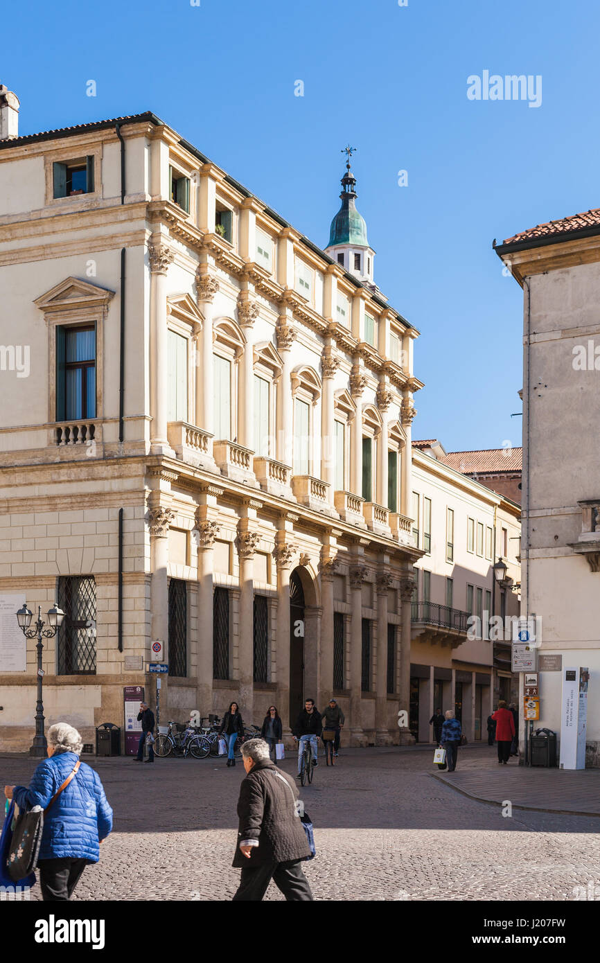 VICENZA, ITALIE - 28 mars 2017 : les gens sur la rue Corso Andrea Palladio de Piazza del Castello à Vicenza au printemps. La ville de Palladio a été lis Banque D'Images