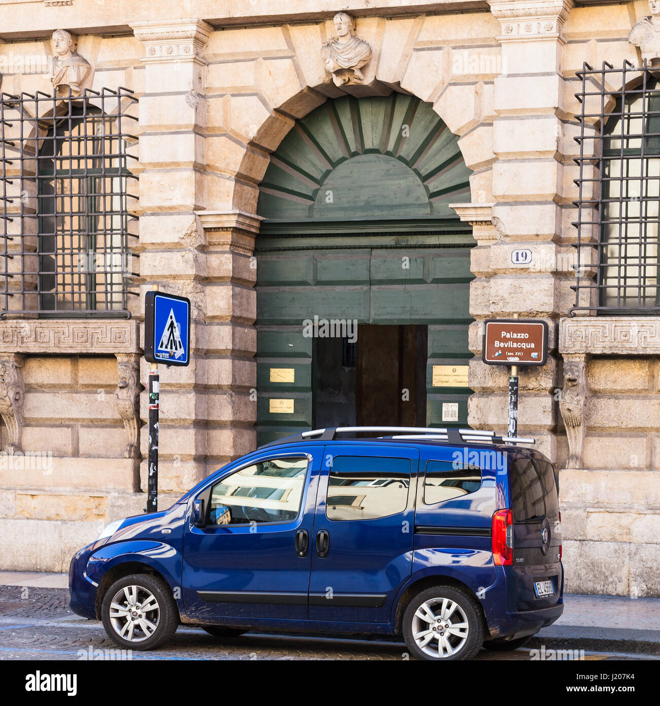 Vérone, ITALIE - 29 mars 2017 - L'entrée de Palazzo Bevilacqua à Vérone ville. Le palais fut construit par le célèbre architecte véronais Michele Sammichel Banque D'Images