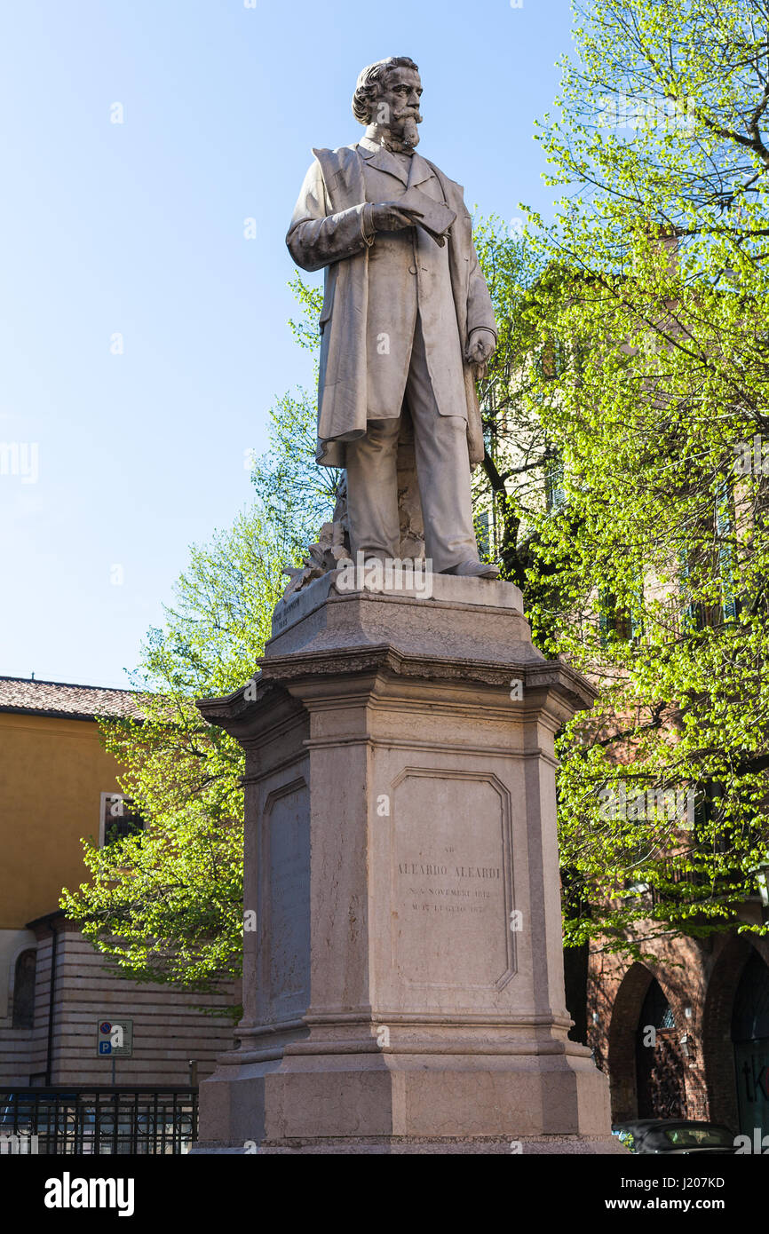 Vérone, ITALIE - 29 mars 2017 : Monument de poète, homme politique et patriote du Risorgimento italien Aleardo Aleardi à Vérone ville au printemps. La sta Banque D'Images