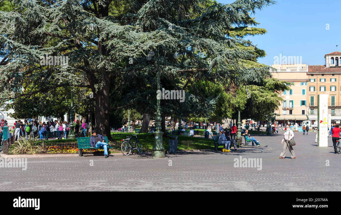 Vérone, ITALIE - 29 mars 2017 : les touristes près de garden sur la Piazza Bra à Vérone au printemps. La Piazza Bra (le soutien-gorge) est la plus grande place dans la ville Banque D'Images