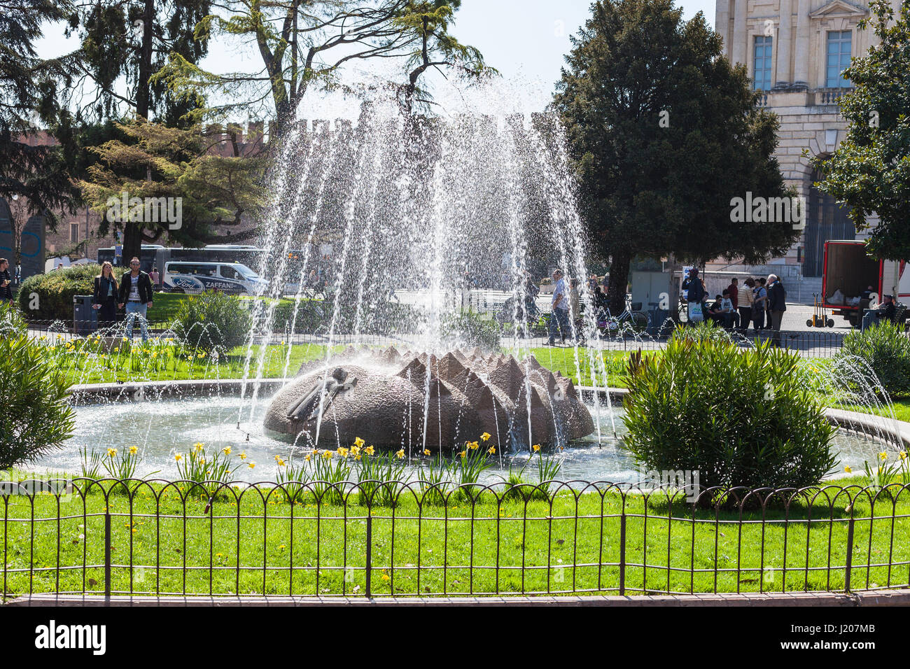 Vérone, ITALIE - 29 mars 2017 : les touristes dans les Alpes près de jardin fontaine sur la Piazza Bra à Vérone au printemps. La Piazza Bra (le soutien-gorge) est la plus grande piazz Banque D'Images