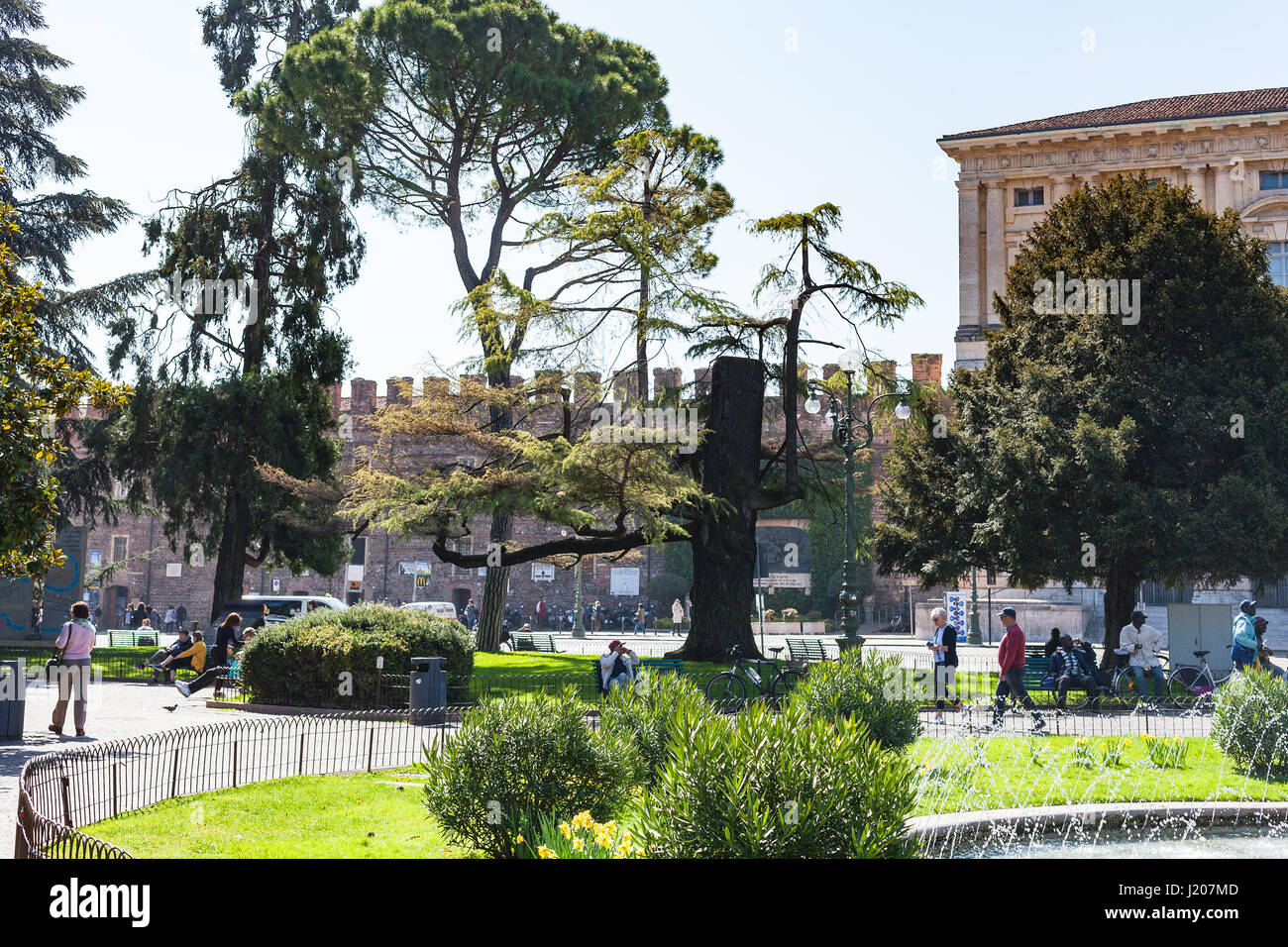 Vérone, ITALIE - 29 mars 2017 : les touristes en jardin sur la Piazza Bra à Vérone au printemps. La Piazza Bra (le soutien-gorge) est la plus grande place dans la ville Banque D'Images