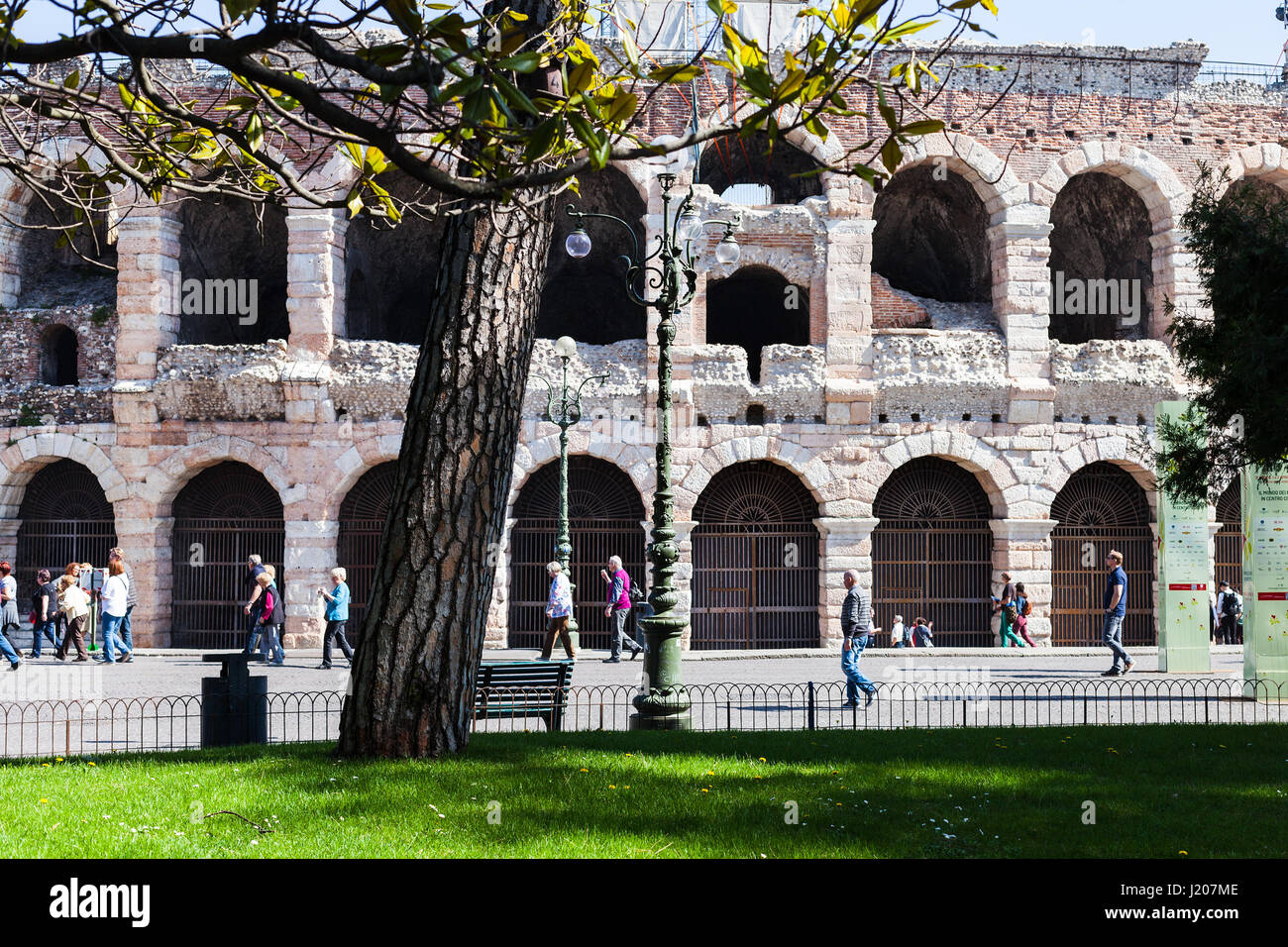 Vérone, ITALIE - 29 mars 2017 : avis de touristes et de l'arène romaine de garden sur la Piazza Bra à Vérone au printemps. La Piazza Bra (le soutien-gorge) est la plus grande pi Banque D'Images