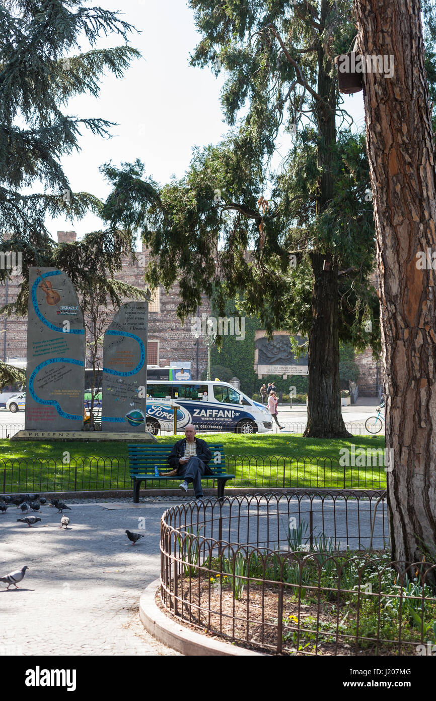 Vérone, ITALIE - 29 mars 2017 : les gens dans le jardin sur la Piazza Bra à Vérone au printemps. La Piazza Bra (le soutien-gorge) est la plus grande place dans la ville Banque D'Images