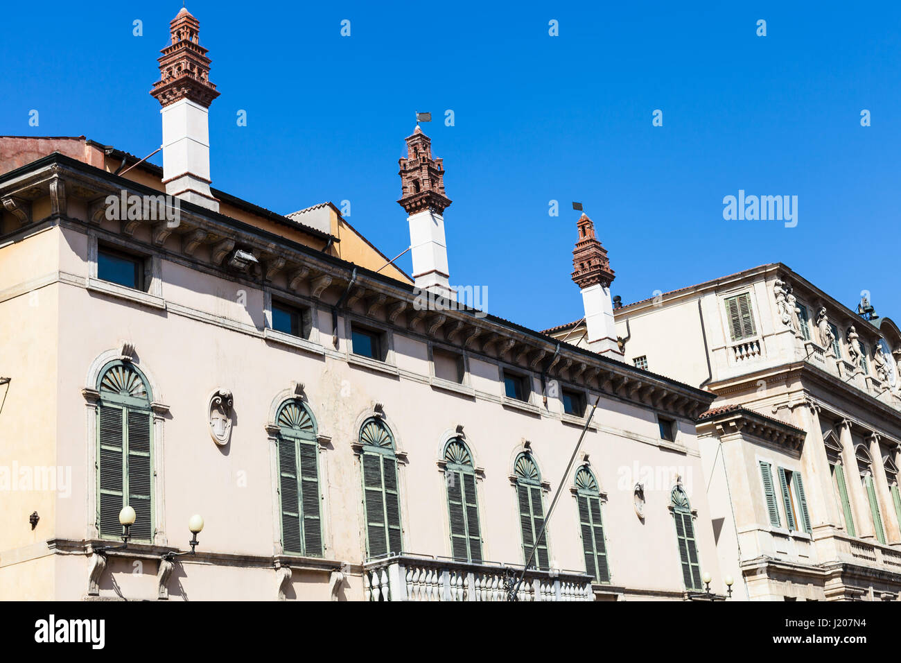 Vérone, ITALIE - 29 mars 2017 : cheminée sur Palazzo Muselli sur Corso Cavour street. Le palais fut construit au xviie siècle et modifié dans le Banque D'Images