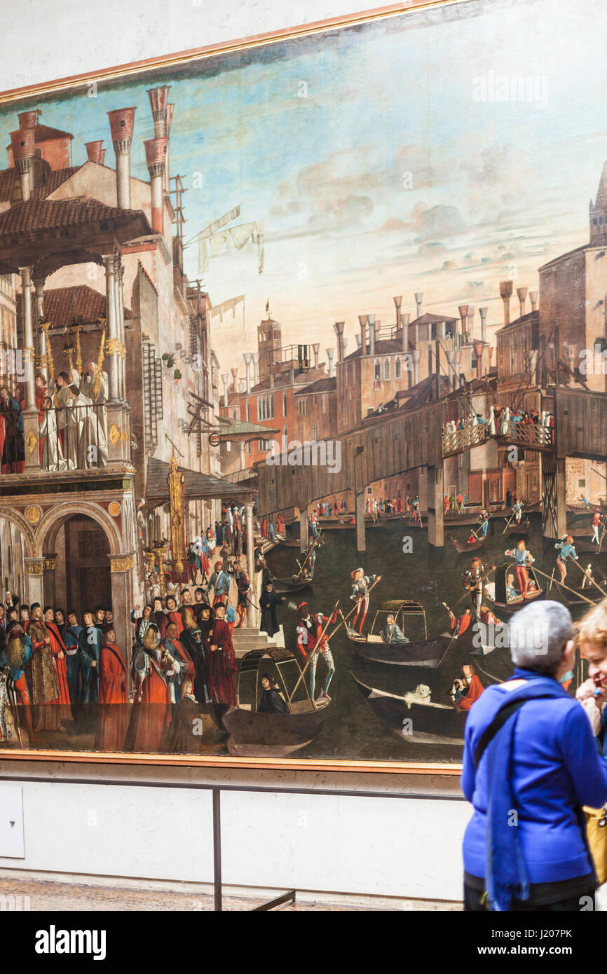 Venise, Italie - 30 mars 2017 : les touristes de l'intérieur Gallerie dell'Accademia de Venise. Les expositions de la galerie du musée du 19e siècle, l'art , c'est installé Banque D'Images