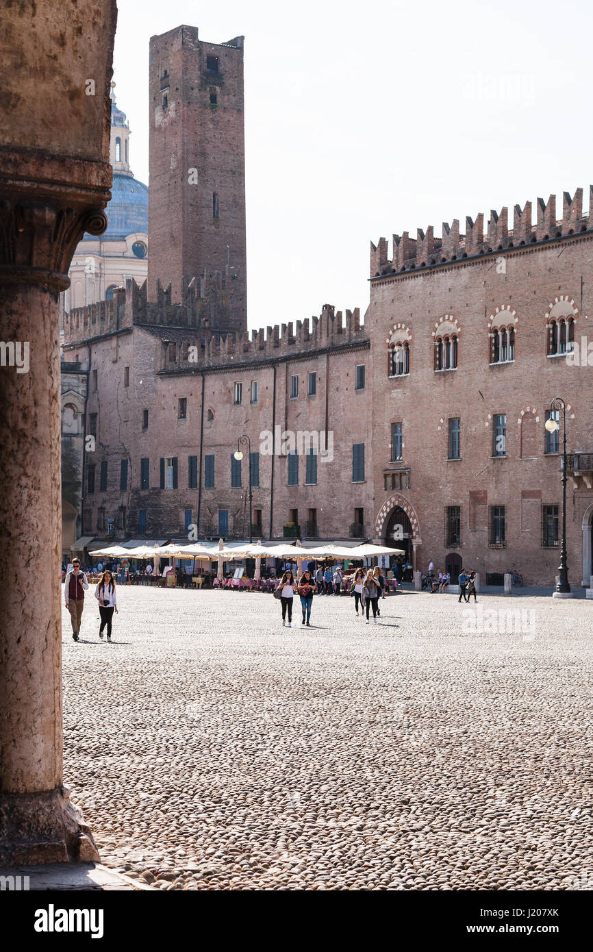 Mantoue, ITALIE - 31 mars 2017 : avis de Torre della Gabbia et palais Bonacolsi (Castiglioni) sur la Piazza Sordello à Mantoue. Le palais surmonté d Ghib Banque D'Images