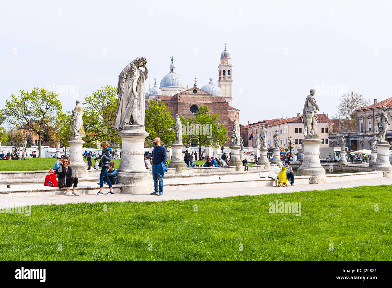 Padoue, Italie - 1 avril 2017 : les touristes sur le Prato della Valle et Basilica di Santa Giustina à Padoue ville au printemps. Abbaye fut fondée dans le cinquième cen Banque D'Images