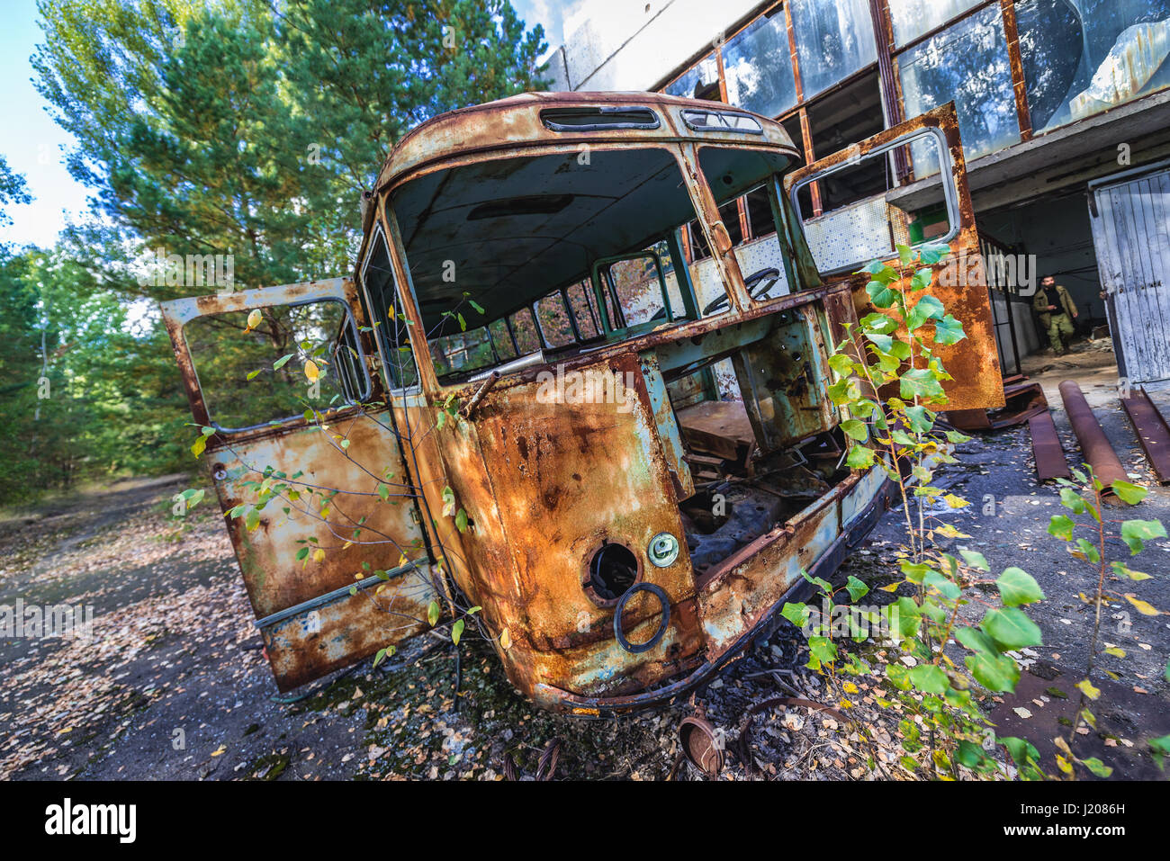 Rusty bus en face de l'usine Jupiter abandonnés dans la ville fantôme de Pripyat Tchernobyl Zone d'aliénation dans l'Ukraine Banque D'Images