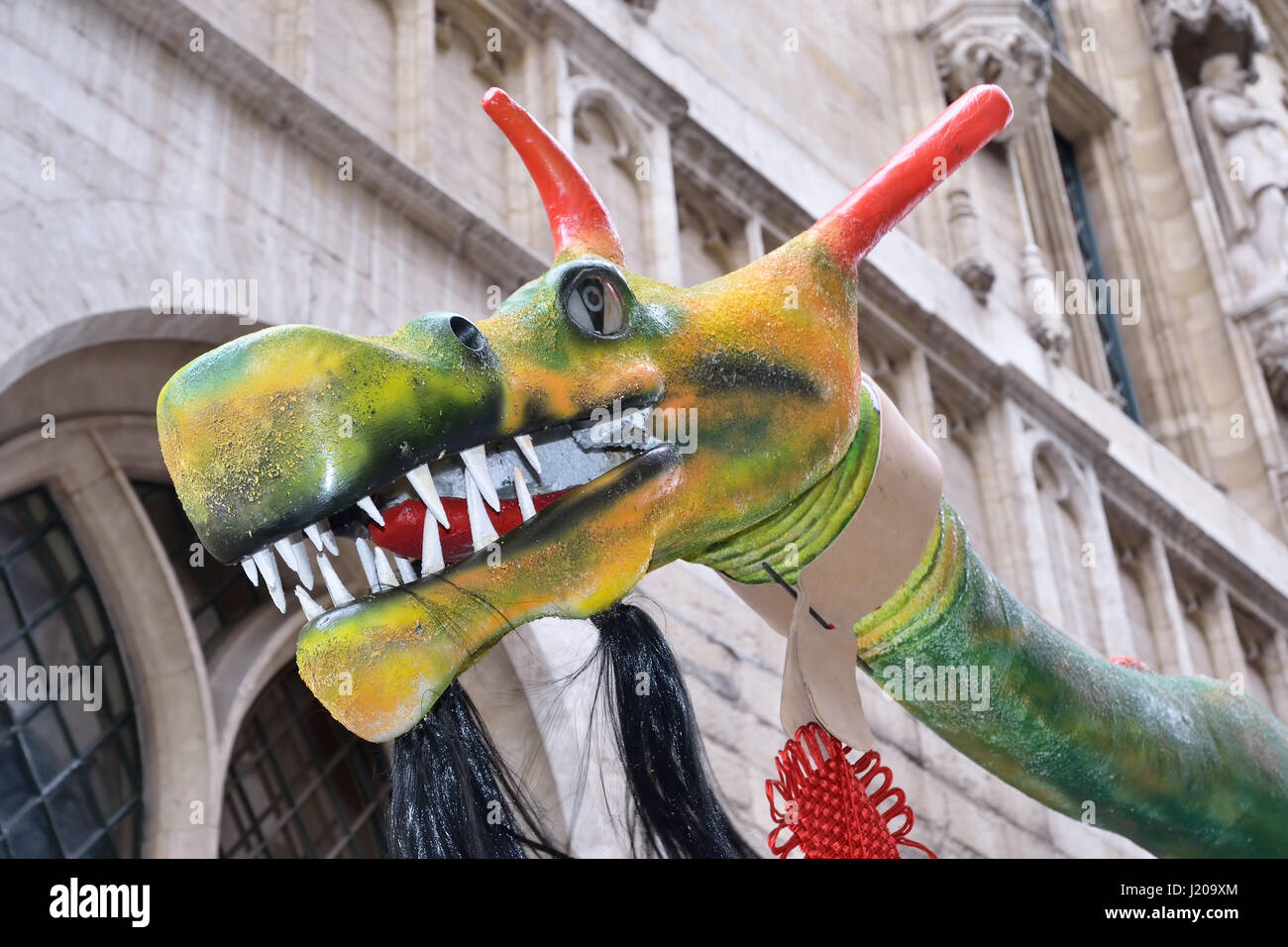Le dragon vert présenté lors de concerts sur la Grand Place de Bruxelles le samedi 6 février 2016, pendant la célébration du Nouvel An chinois de Monkey en être Banque D'Images