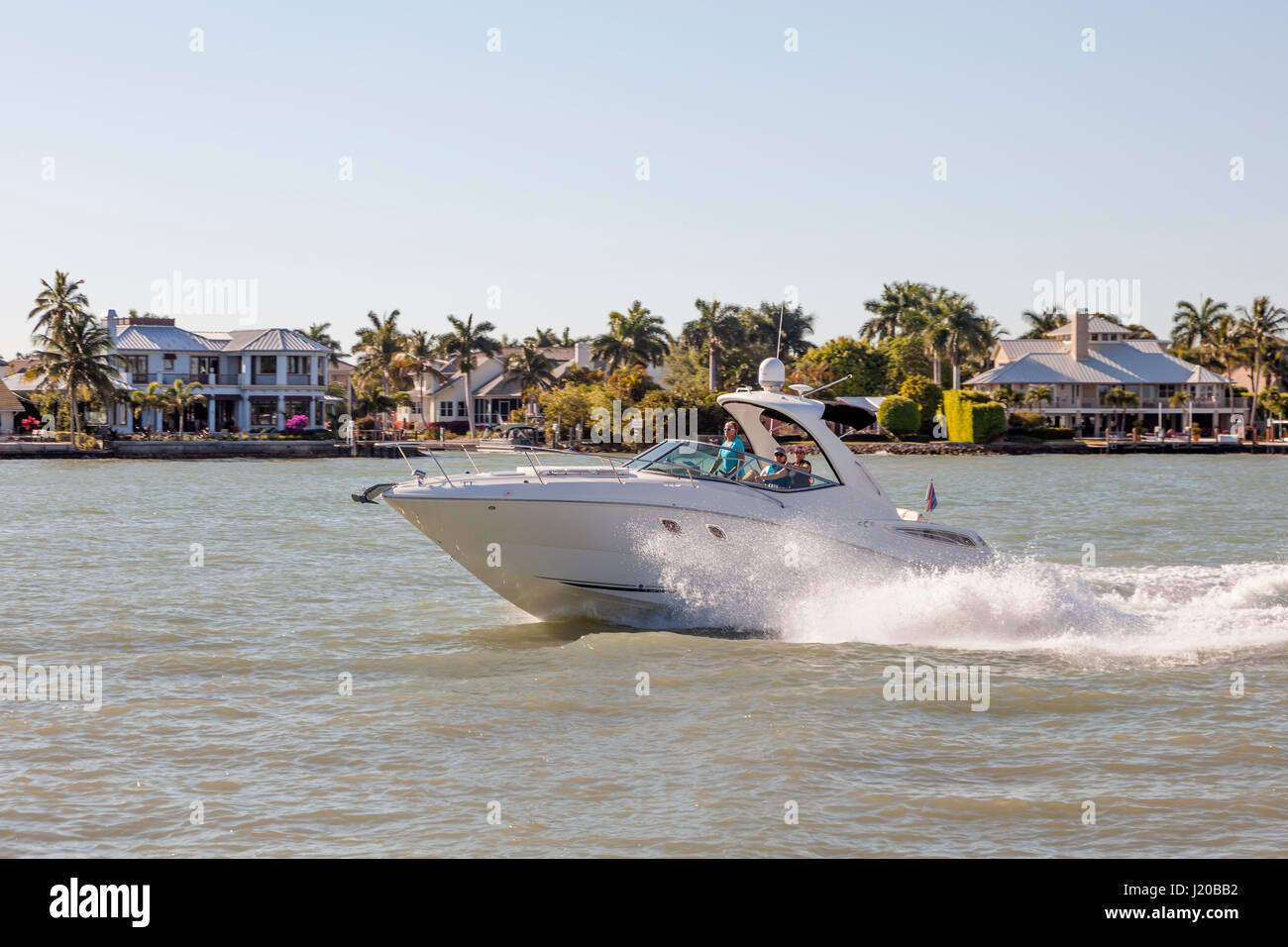 Naples, FL, USA - Le 18 mars 2017 : virée avec un motorbaot dans le golfe du Mexique. Naples, Florida, United States Banque D'Images