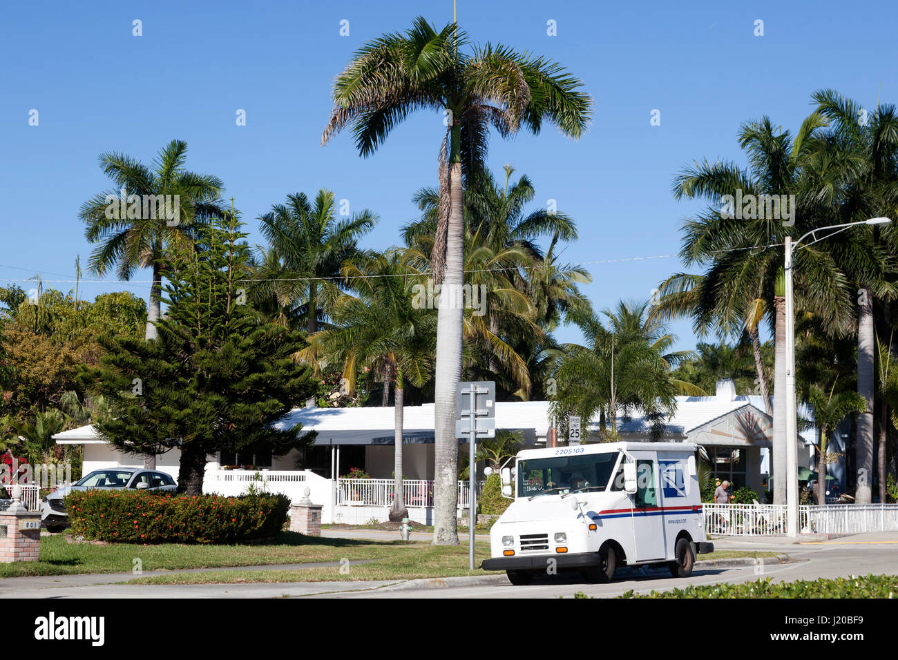 Hollywood, FL, USA - Le 21 mars 2017 : United States Postal Service (USPS) camion livraison dans un quartier résidentiel à Hollywood. Floride, États-Unis Banque D'Images