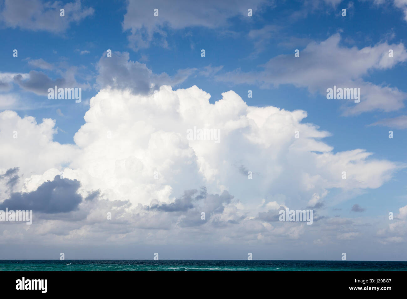 Beaux nuages sur l'océan Atlantique en Floride, États-Unis Banque D'Images