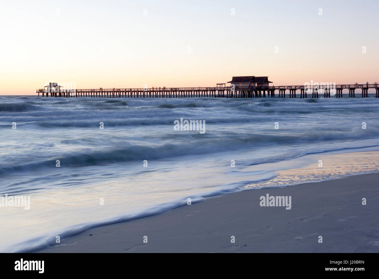 Silhouette de la jetée de pêche à Naples au coucher du soleil. Florida, United States Banque D'Images