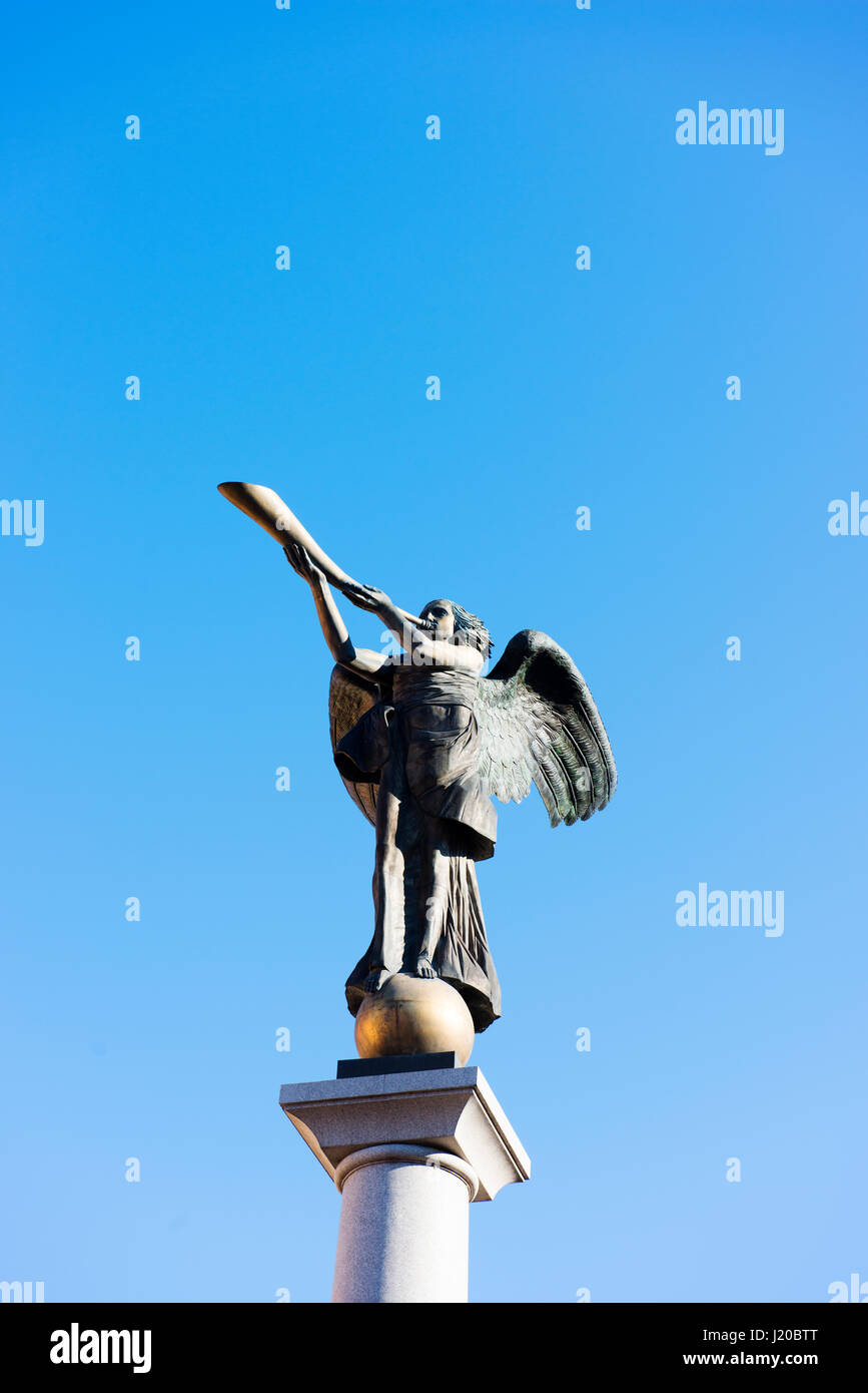 L'Ange de l'Uzupis Romas par Vilciauskas est situé dans une place centrale de Uzupis, un quartier de Vilnius. Banque D'Images