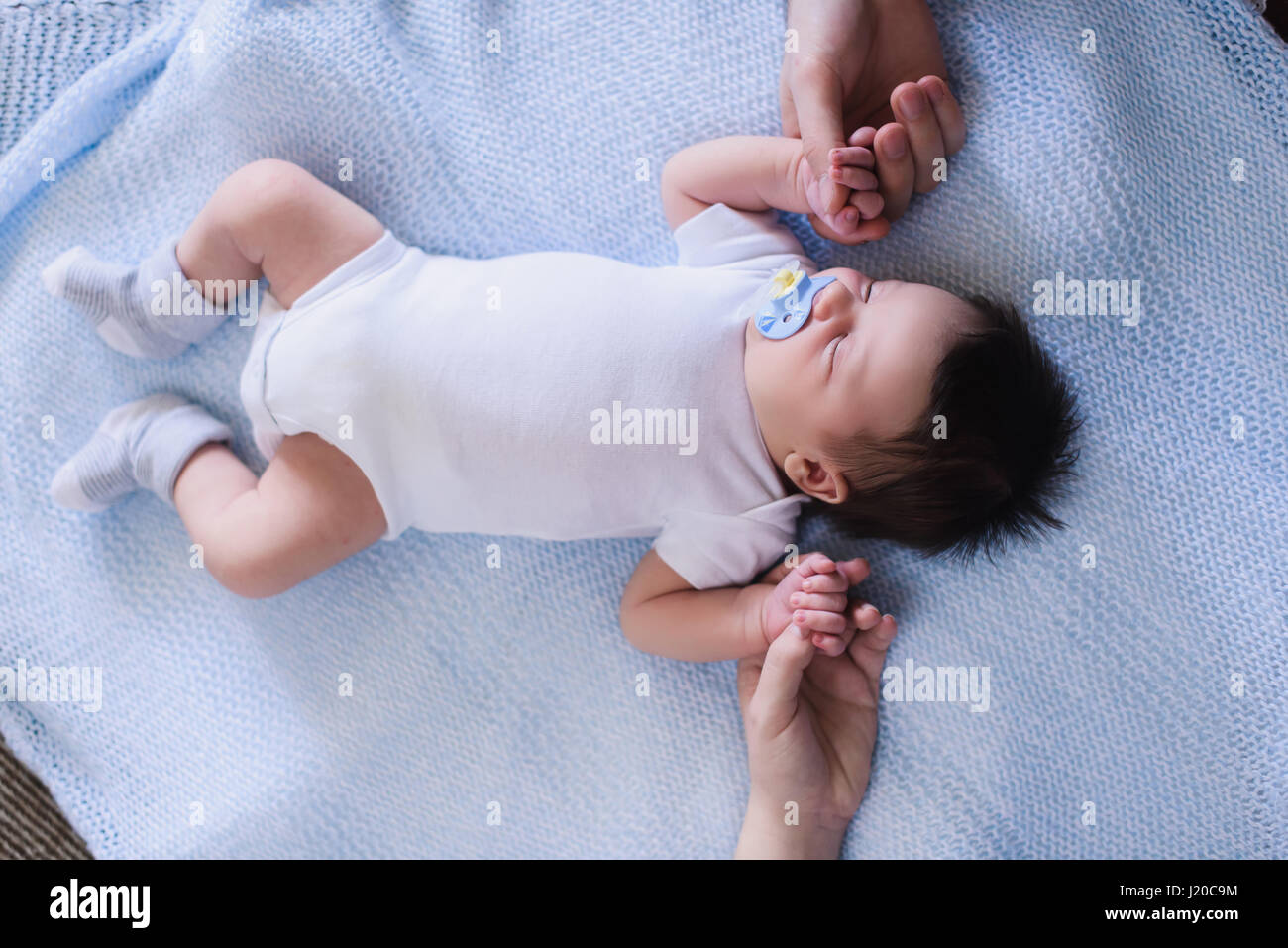 Mere Et Pere Holding Main De Bebe Endormi Les Parents De Nouveau Ne Garcon Vue De Dessus Top Shot Photo Stock Alamy Mere Et Pere Holding Main De Bebe Endormi Les Parents De Nouveau Ne Garcon Vue De Dessus Top Shot Photo Stock Alamy