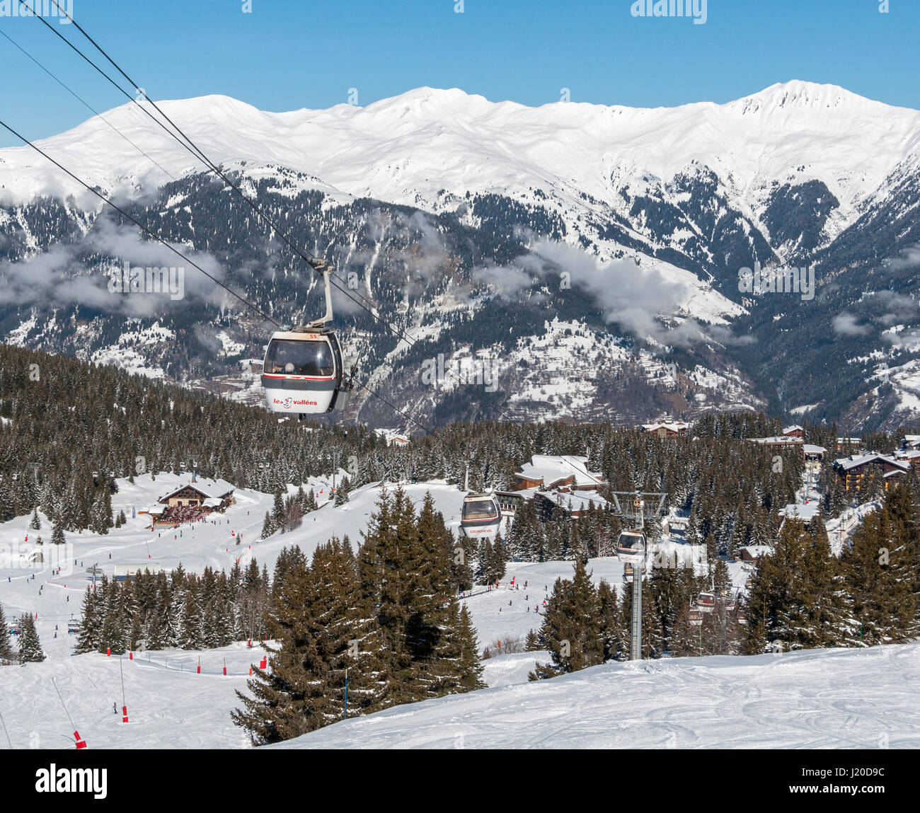 5 février 2016. Courchevel 1850, France. Courchevel est une station de ski des Alpes françaises. Il fait partie des Trois Vallées, le plus grand domaine skiable relié en t Banque D'Images