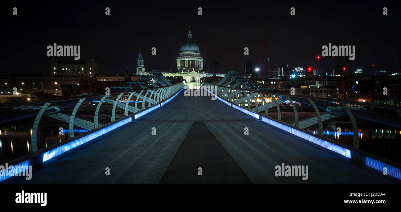 21 avril 2017, Londres, Royaume-Uni. La Cathédrale St Paul est un des plus célèbres et plus reconnaissables de sites touristiques de Londres. Banque D'Images