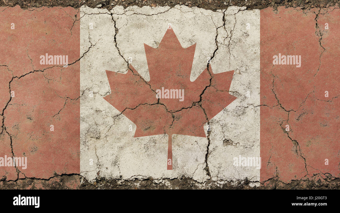 Old grunge vintage décolorée sale minable Canadien en détresse Canada drapeau avec feuille d'érable rouge sur fond blanc cassé sur mur de béton avec des fissures Banque D'Images