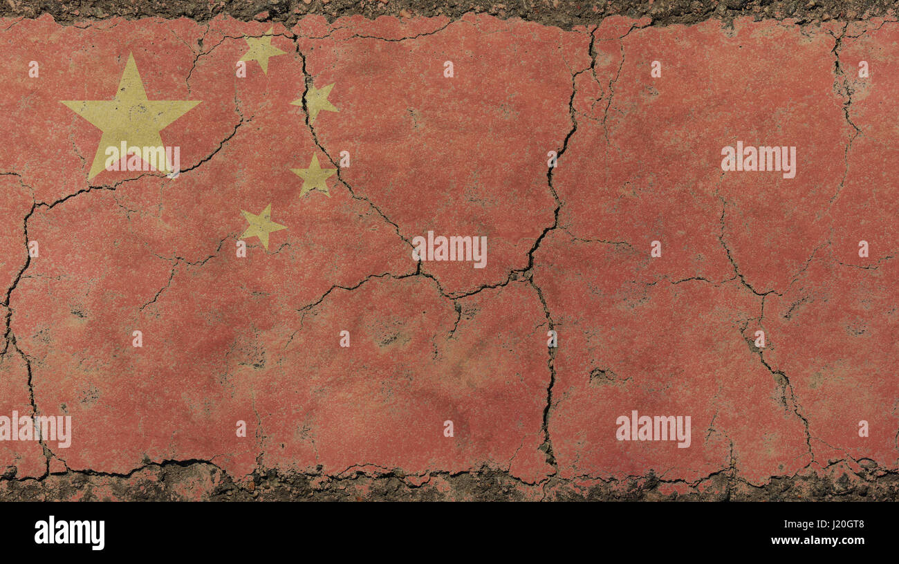 Old grunge vintage décolorée sale minable distressed Chine ou drapeau de la République chinoise sur fond de mur de béton brisées avec des fissures Banque D'Images