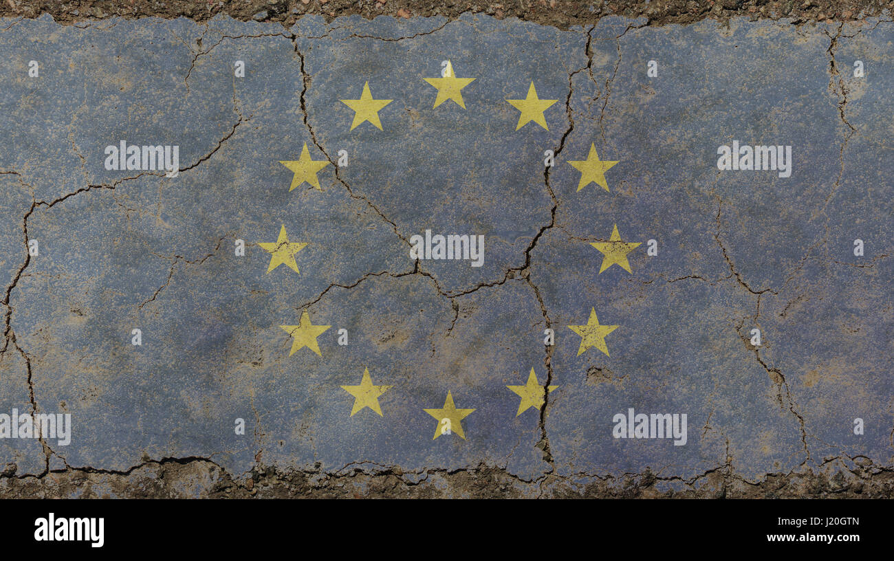 Old grunge vintage sale minable a disparu de l'Union européenne en difficulté du drapeau national de l'Union européenne sur fond de mur de béton brisées avec des fissures Banque D'Images