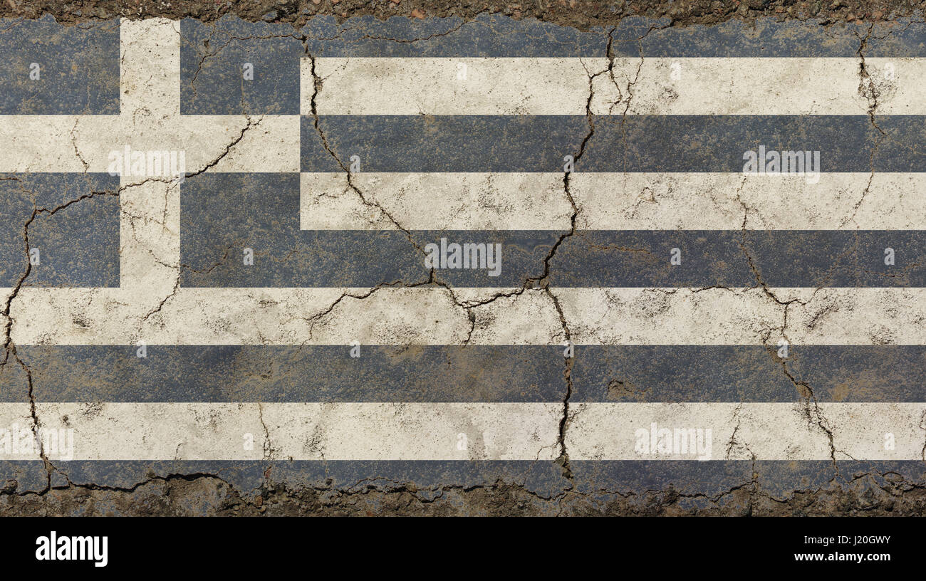 Old grunge vintage décolorée sale minable drapeau national de la Grèce en difficulté sur fond de mur de béton brisées avec des fissures Banque D'Images