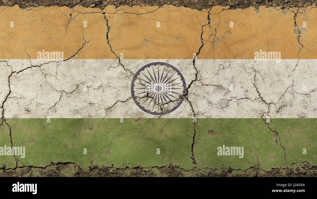 Old grunge vintage décolorée sale minable distressed République de l'Inde drapeau héraldique historique le mur de béton brisées avec des fissures Banque D'Images