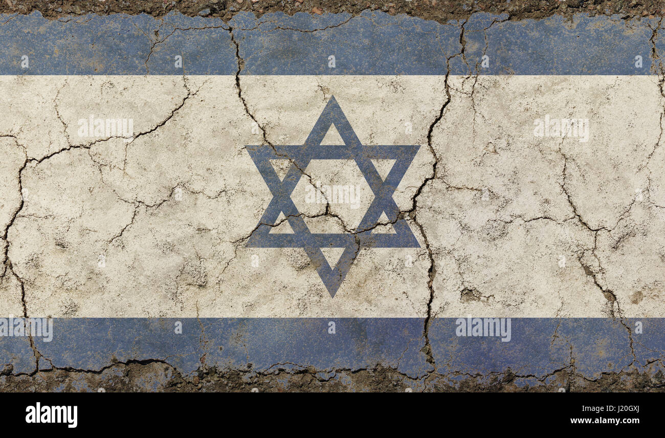 Old grunge vintage décolorée sale minable drapeau Israël en difficulté de fond blanc avec étoile bleue de Juda (Magen David) sur le mur de béton brisés avec cr Banque D'Images