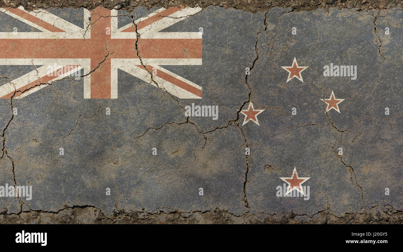 Old grunge vintage décolorée sale minable drapeau national de Nouvelle-Zélande en difficulté sur fond de mur de béton brisées avec des fissures Banque D'Images
