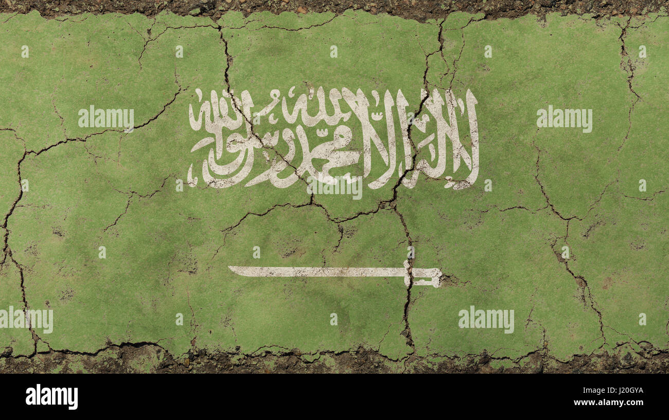 Old grunge vintage décolorée sale minable distressed Royaume d'Arabie saoudite, KSA drapeau vert sur fond de mur de béton brisées avec des fissures Banque D'Images