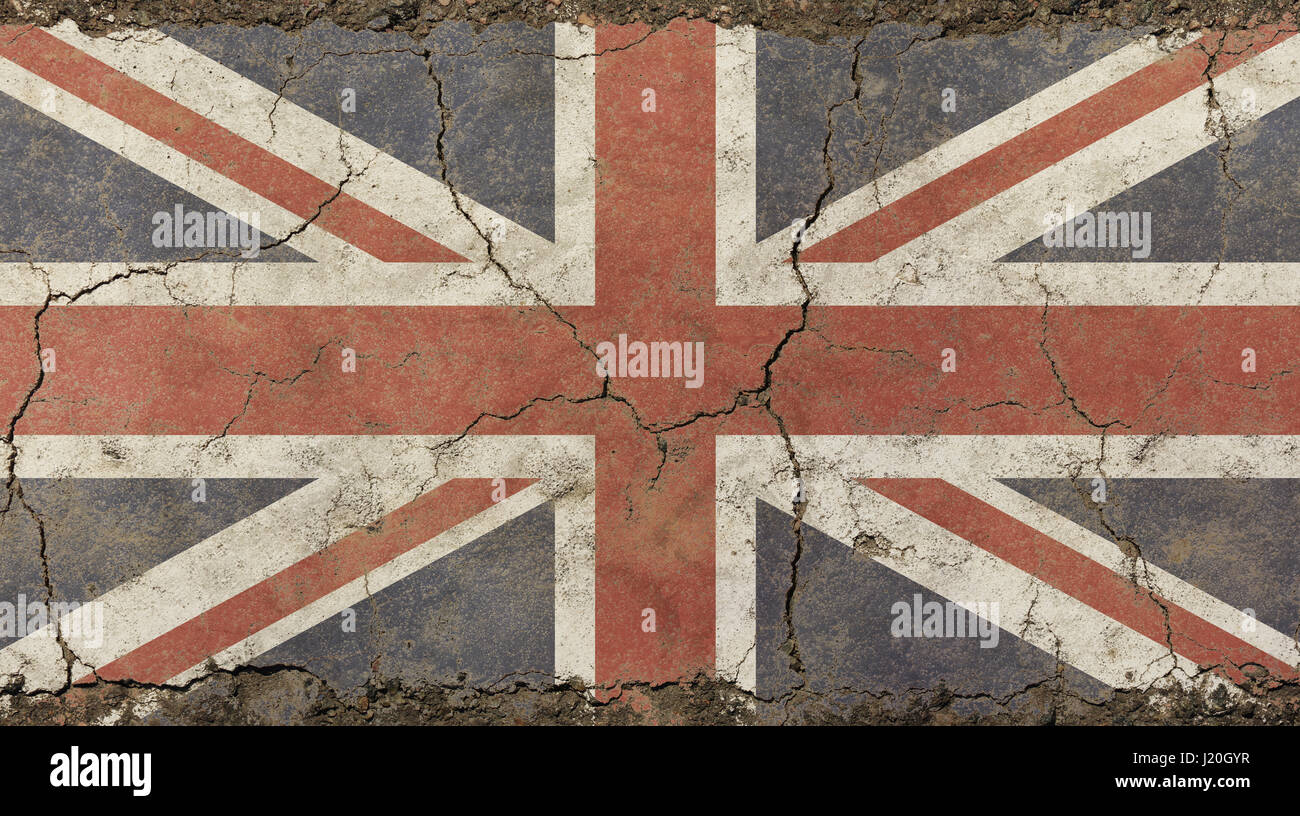 Old grunge vintage shabby décolorées sale UK en Grande-Bretagne drapeau national contexte le mur de béton brisées avec des fissures Banque D'Images