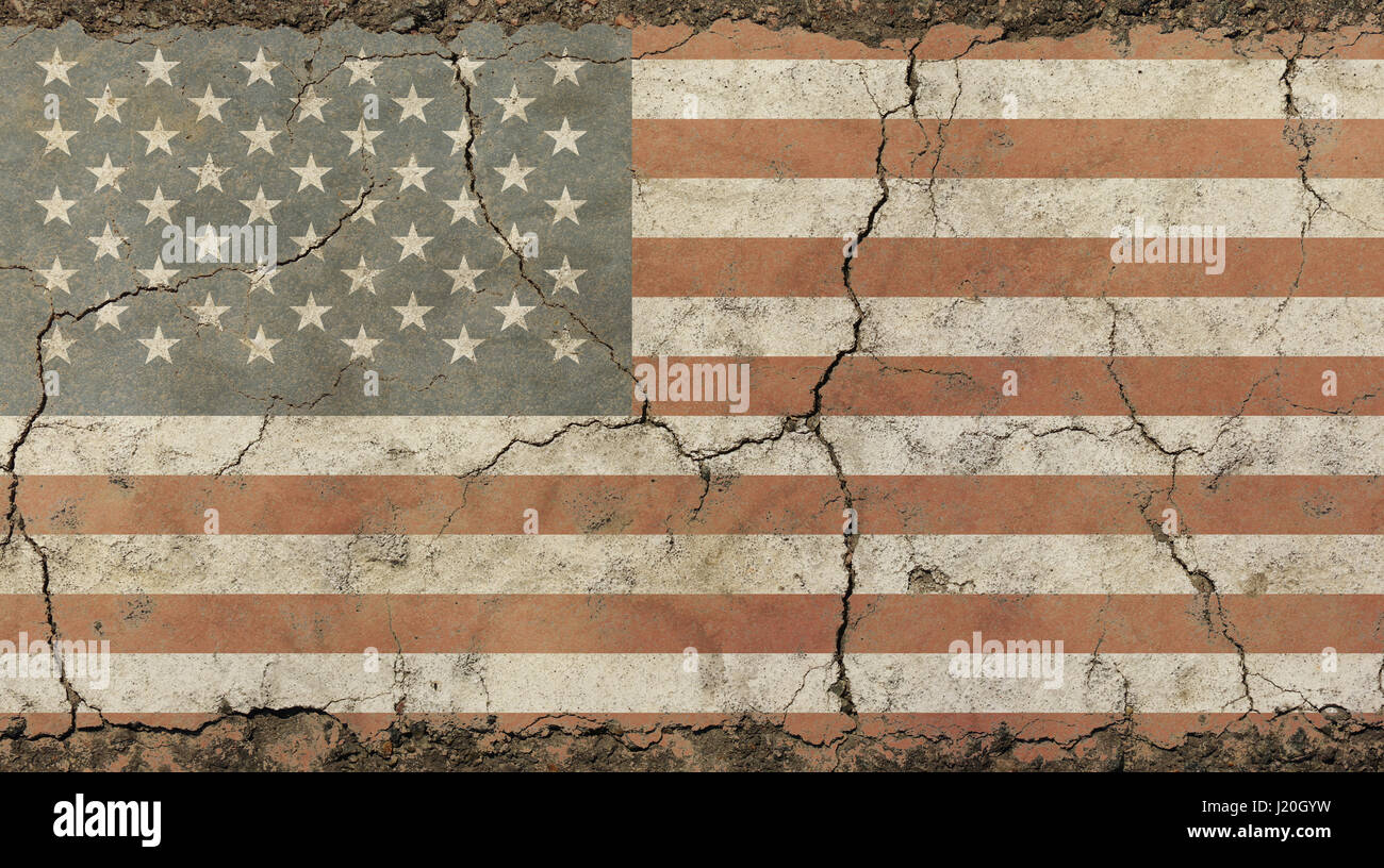 Old grunge vintage shabby décolorées sale américain en difficulté du drapeau national nous contexte le mur de béton brisées avec des fissures Banque D'Images