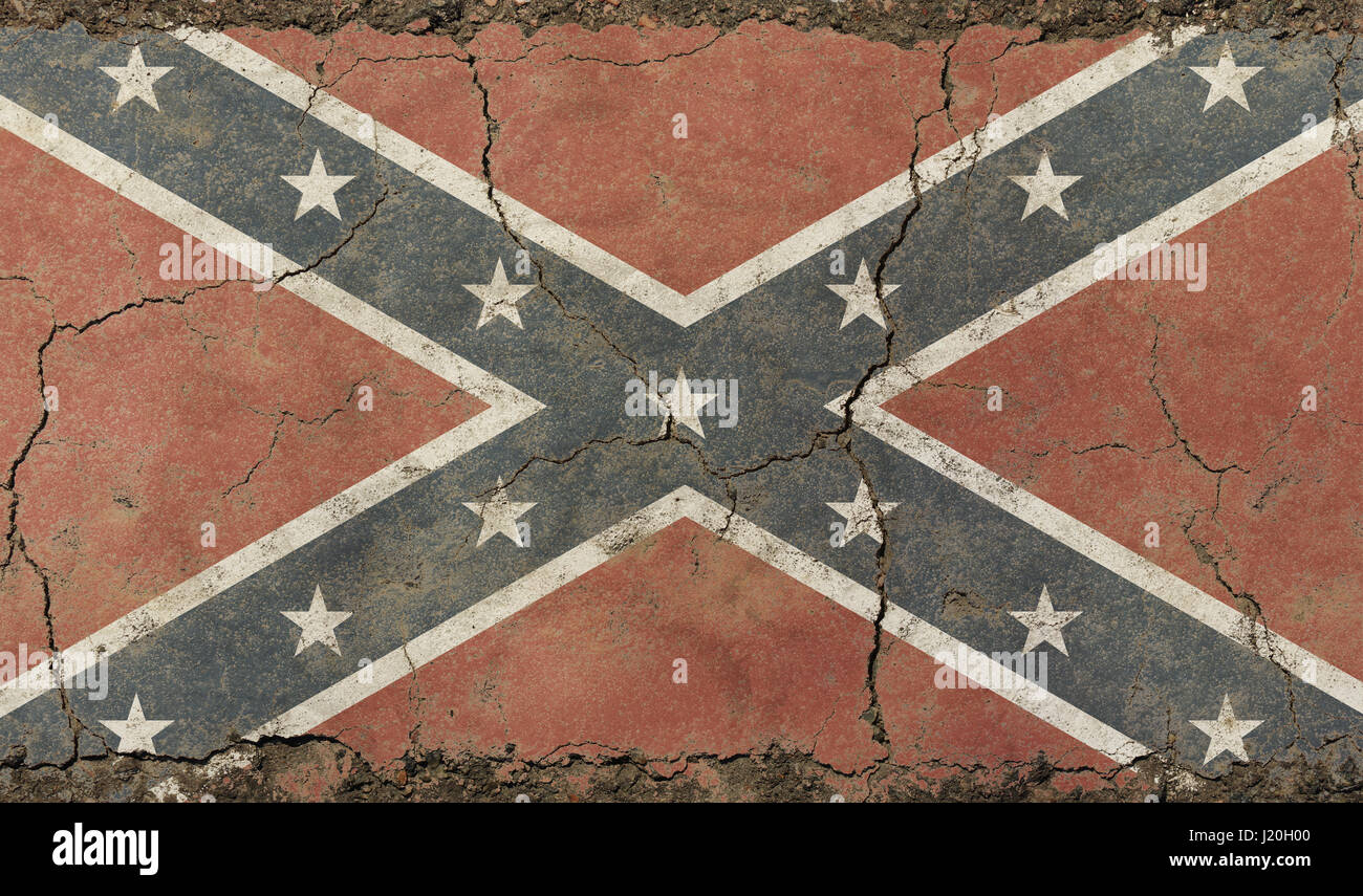 Old grunge vintage shabby décolorées sale américain en difficulté du Sud confédéré nous drapeau historique historique le mur de béton brisées avec des fissures Banque D'Images