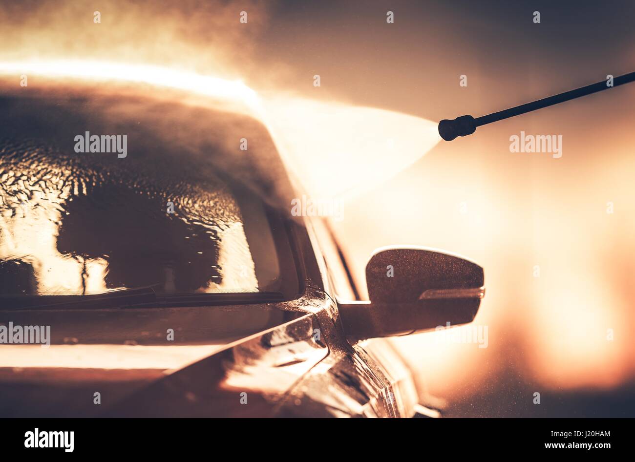 Véhicule Lavage Lavage de voiture à l'aide de la buse haute pression manuelle. Banque D'Images