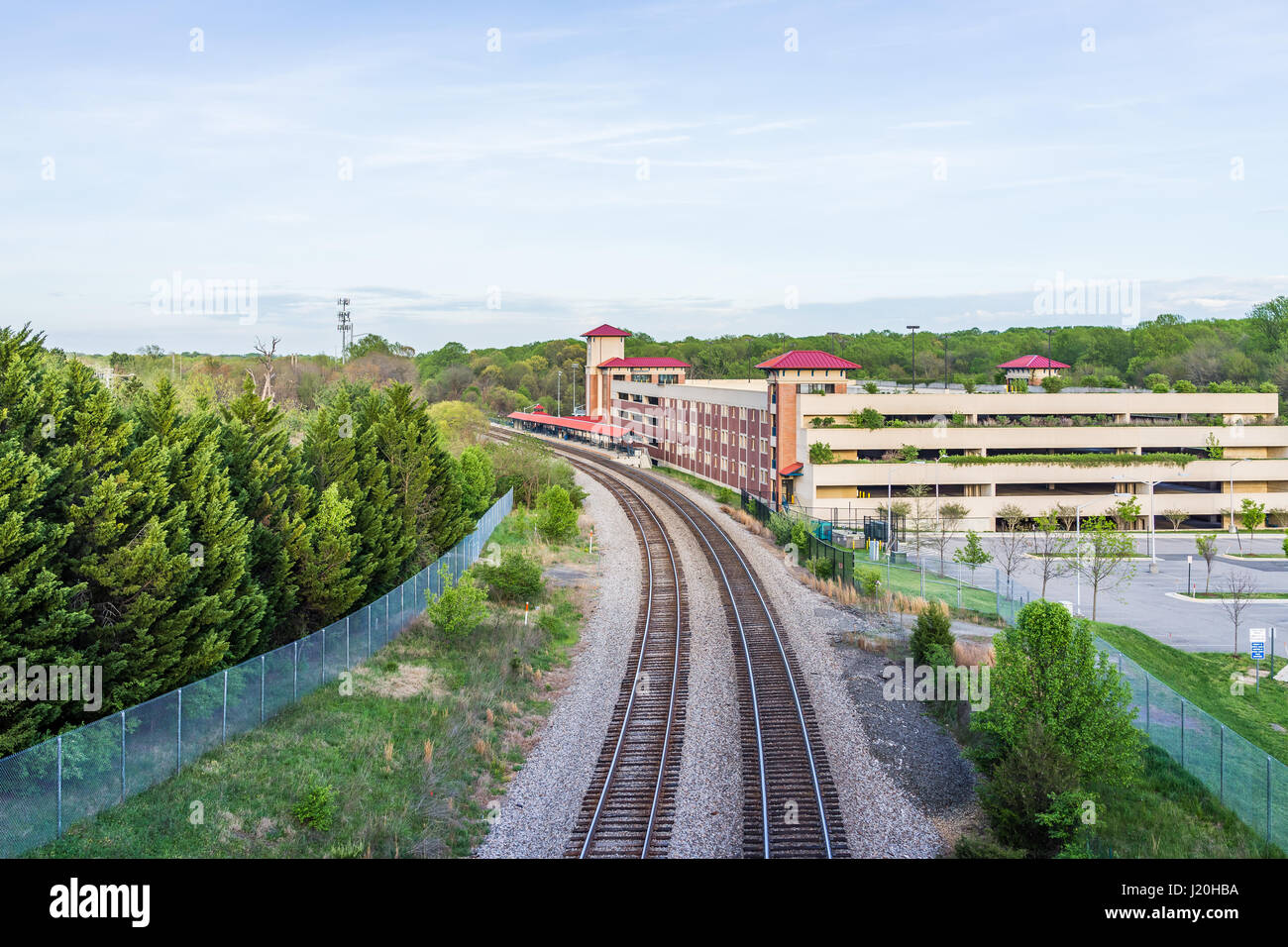 Burke, USA - 16 Avril 2017 : Vue aérienne de la gare centre Burke avec railroad et le parking building Banque D'Images