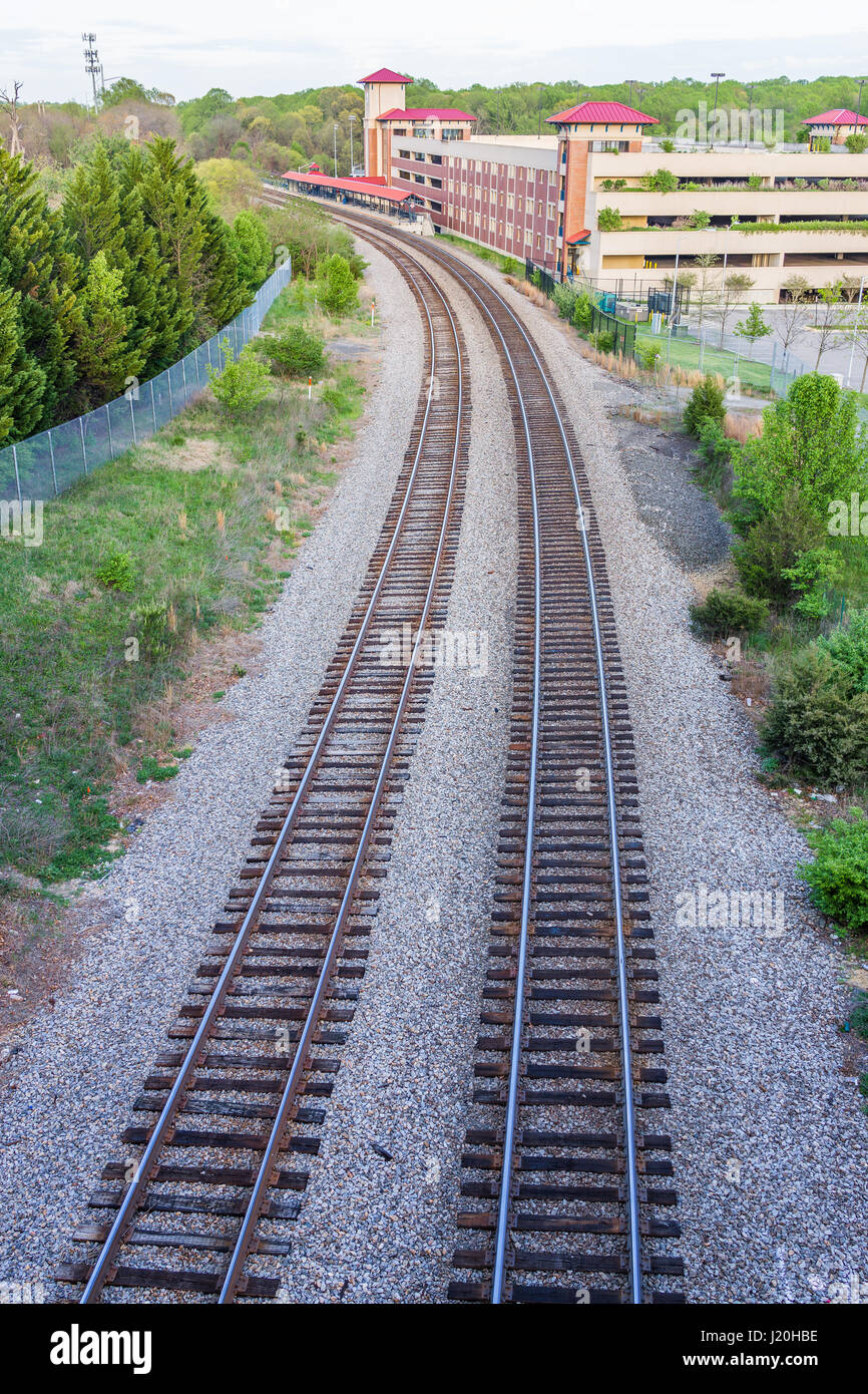 Burke, USA - 16 Avril 2017 : Vue aérienne de la gare centre Burke avec railroad et le parking building Banque D'Images