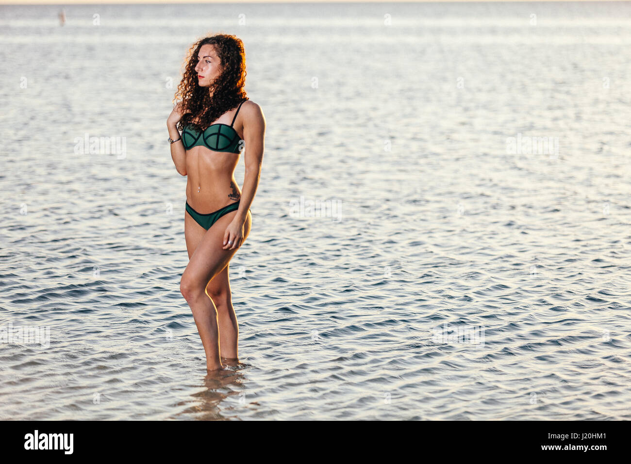 Young Woman in Bikini Banque D'Images