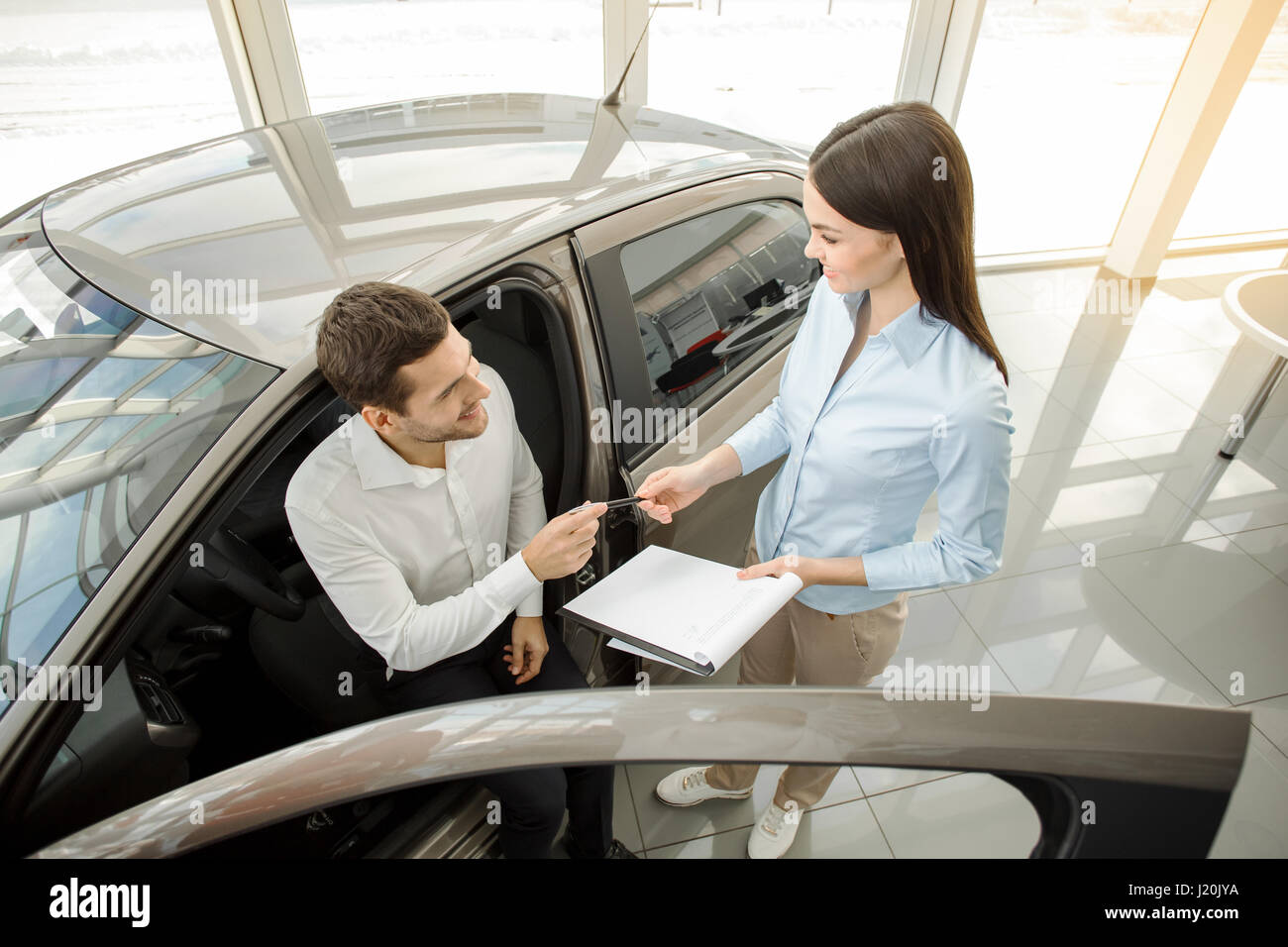 Jeune homme d'un service de location de voiture Test Drive Concept Banque D'Images