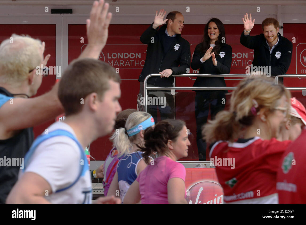 Le duc et la duchesse de Cambridge et le prince Harry encourager les coureurs après avoir officiellement de commencer le marathon de Londres Virgin Money à Blackheath. Banque D'Images