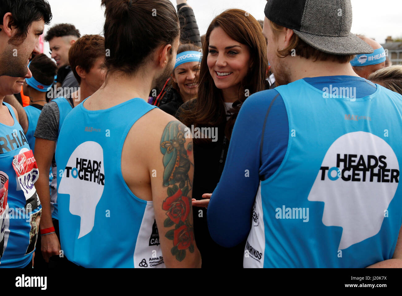 La duchesse de Cambridge avec coureurs représentant l'organisme de bienfaisance 'Ensemble' avant de commencer officiellement la Vierge Argent Marathon de Londres à Blackheath. Banque D'Images