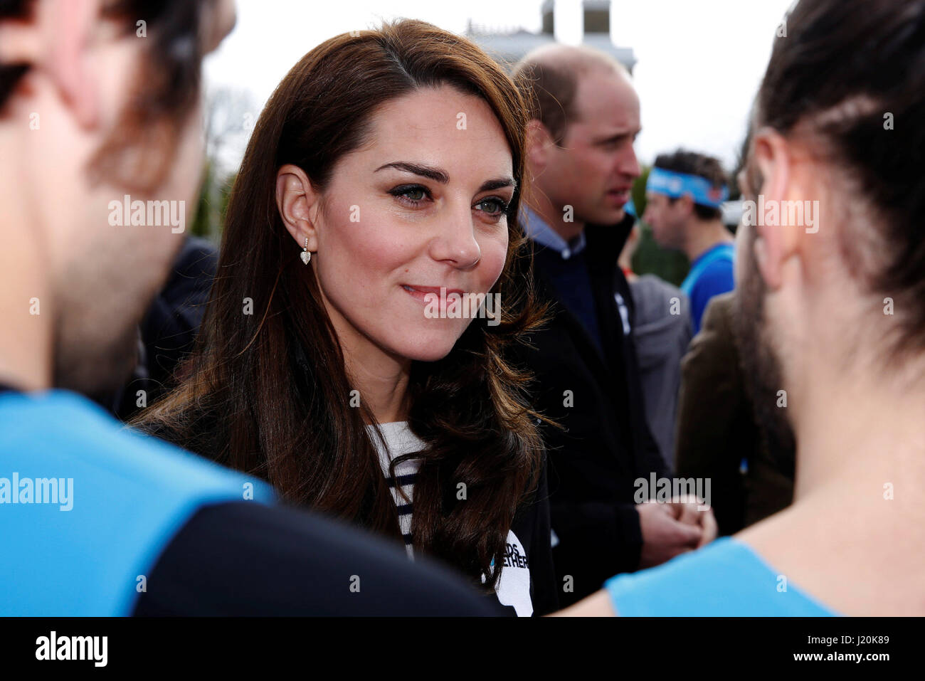 La duchesse de Cambridge avec coureurs représentant l'organisme de bienfaisance 'Ensemble' avant de commencer officiellement la Vierge Argent Marathon de Londres à Blackheath. Banque D'Images