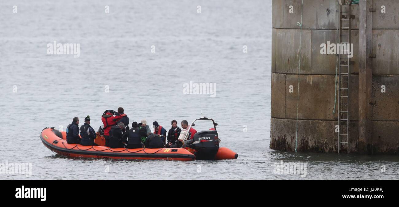 Les plongeurs de l'ensemble du pays à Blacksod Harbour continuent de prendre part à une importante recherche sur la côte de Mayo, dans le but de localiser les deux membres manquants de la Garde côtière irlandaise accident d'hélicoptère de sauvetage 116. Banque D'Images Les plongeurs de l'ensemble du pays à Blacksod Harbour continuent de prendre part à une importante recherche sur la côte de Mayo, dans le but de localiser les deux membres manquants de la Garde côtière irlandaise accident d'hélicoptère de sauvetage 116. Banque D'Images